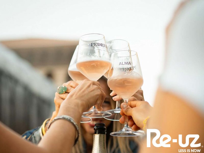 Toasting with reusable glasses at the Alma Occident festival