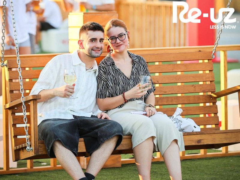 Toasting with reusable glasses at the Alma Occident festival