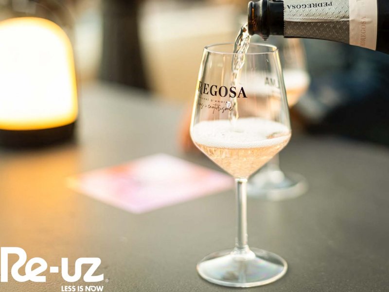 Toasting with reusable glasses at the Alma Occident festival