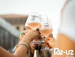 Toast avec des verres réutilisables au festival Alma Occident